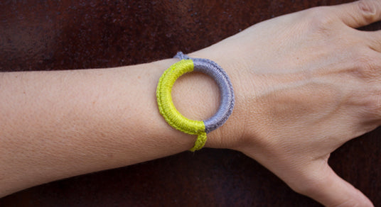 Pulsera tejida a ganchillo
