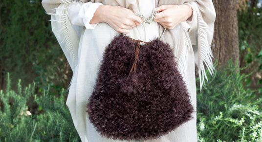 Bolso de pelo con pompones